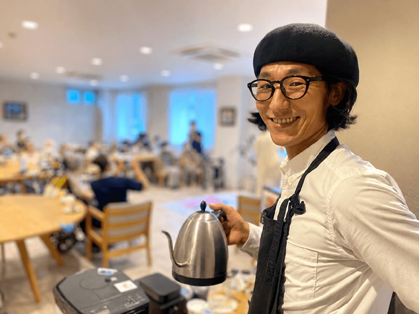 コーヒーを淹れるバリスタ