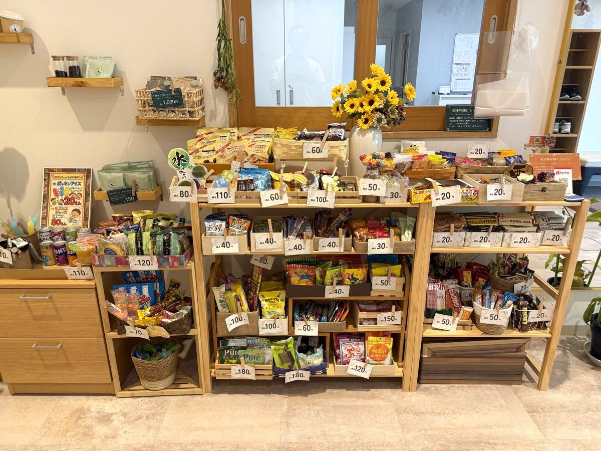 木の棚に色とりどりのお菓子が並ぶ駄菓子屋のコーナー