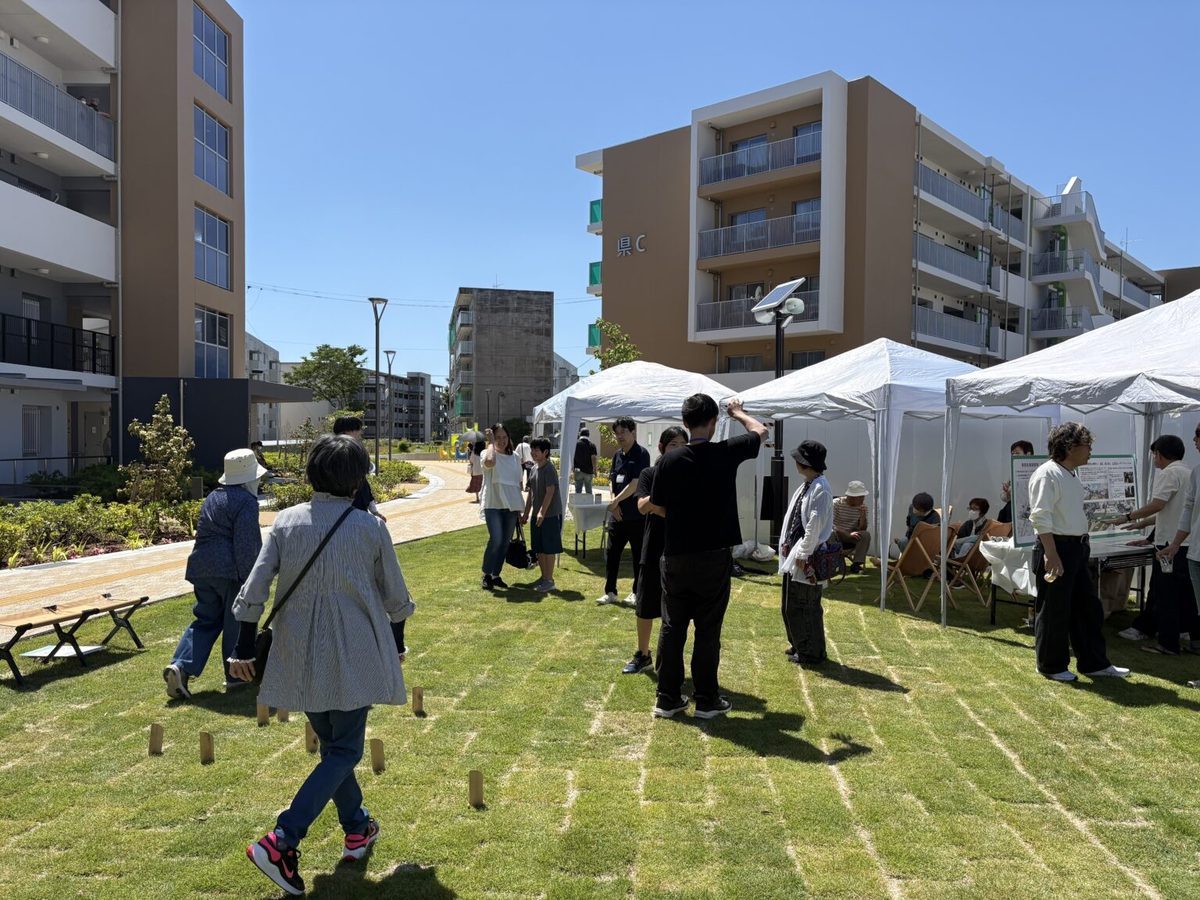 芝生の広場に白いテントが並ぶ屋外イベントの様子