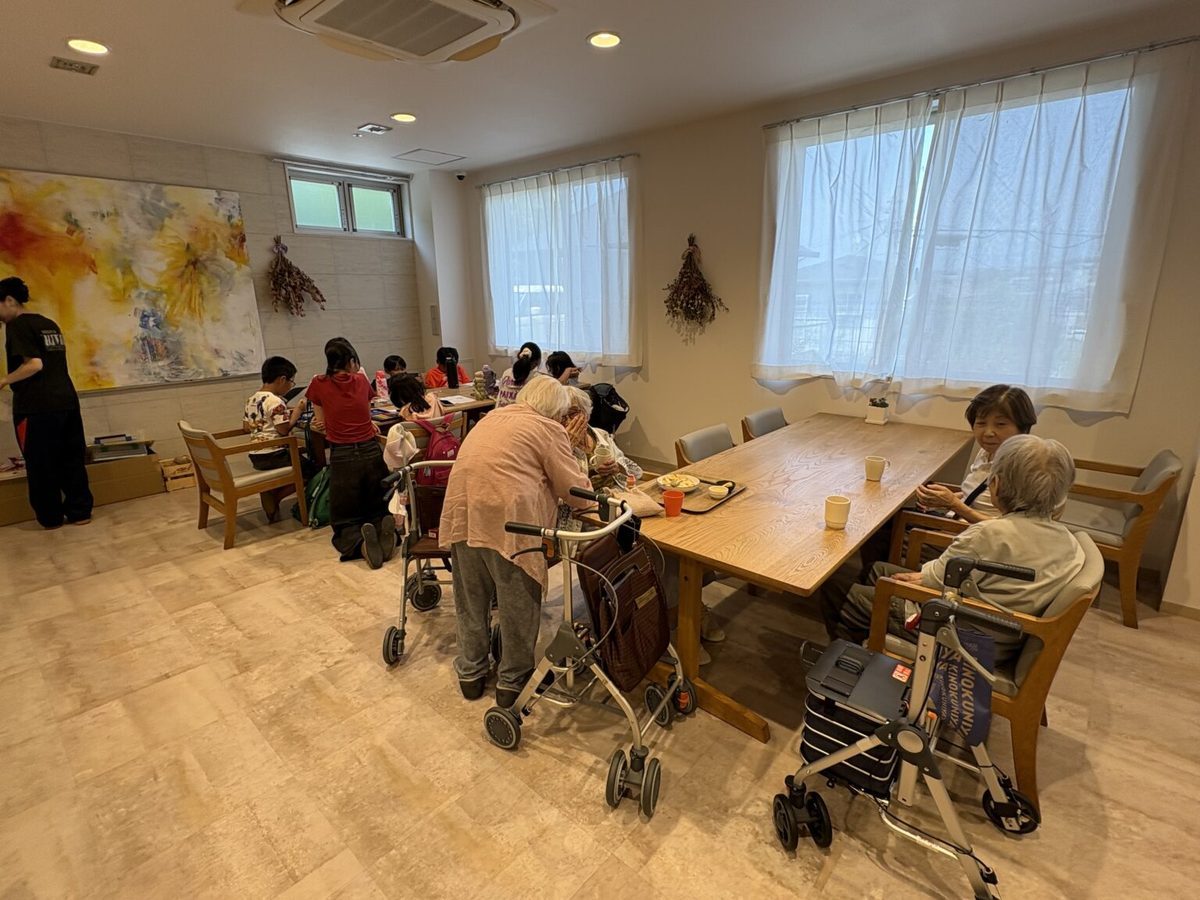 施設の食堂で子どもたちと利用者が一緒に過ごすかいごTERAKOYAの様子