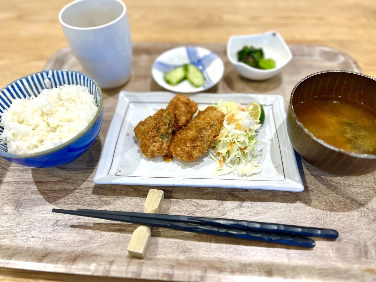 KIZUKIの食堂で提供されたからあげの定食