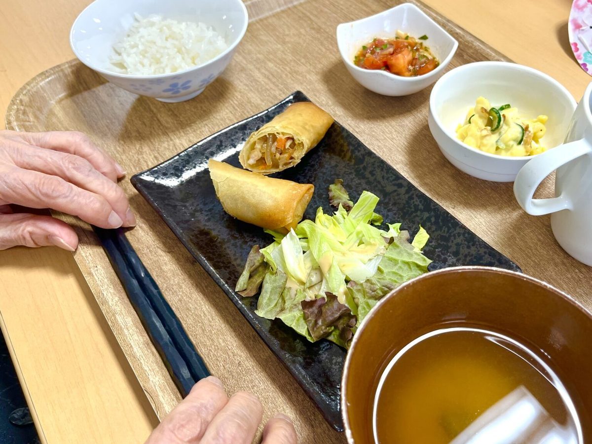 KIZUKIの食堂で提供された春巻きの定食