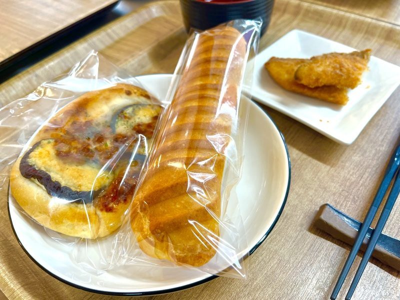 地元のパン屋さんの焼きたてパン