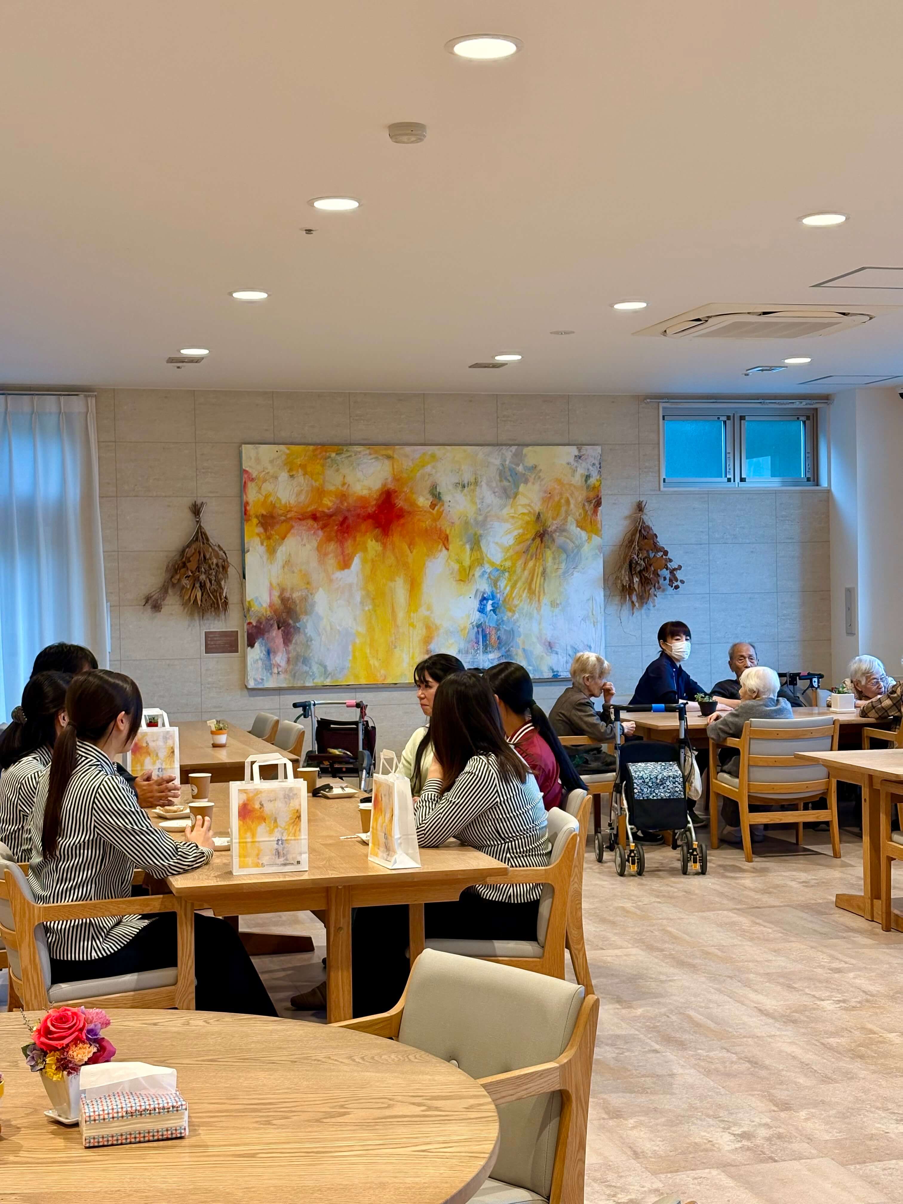 コーヒーを囲む人々
