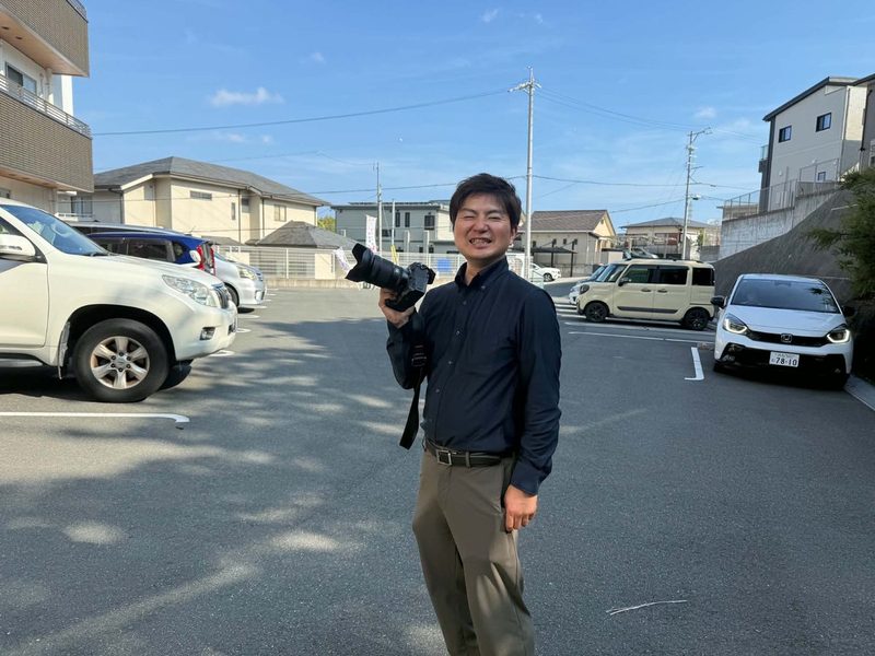 カメラを手に取材に向かう内山田真さん