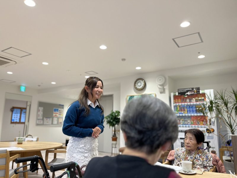 おおるりの共有スペースで利用者に語りかける遊佐ちえみさん